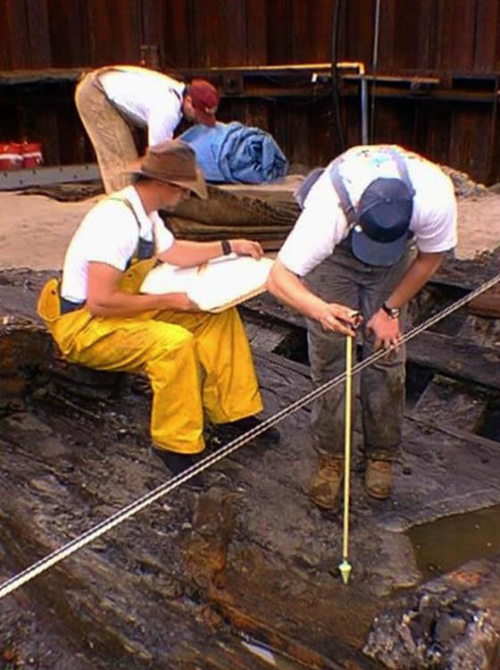 photo of archeologists excavating and documenting the wreck 