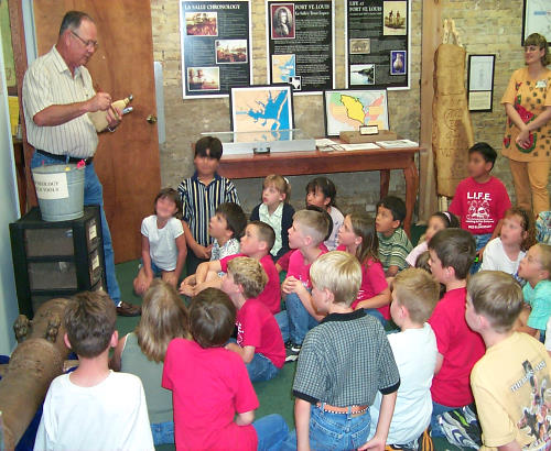 photo of students at the Museum of Coastal bend