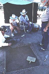 Excavation stops while everybody seems to be reflecting on the finding of an "ancient" dust pan.
