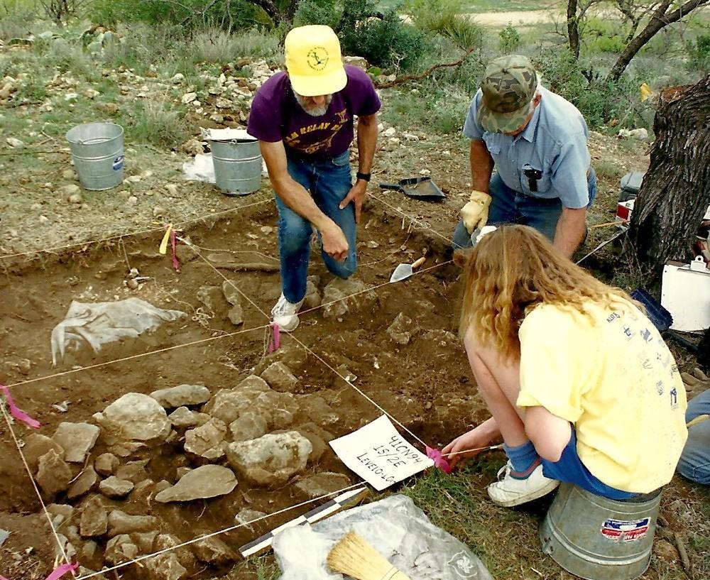 photo of members of the Concho Valley Archeological Society excavating a cairn burial at 41CN94